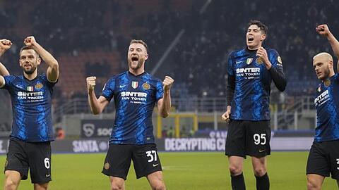 Spieler von Inter Mailand feiern die Tabellenführung nach dem 4:0-Sieg gegen Cagliari Calcio.