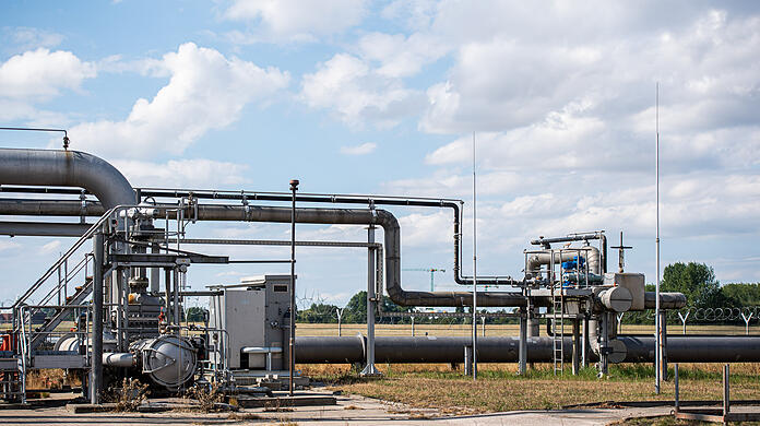 Eine Pipeline für Öl und Gas ist im Elbehafen von Brunsbüttel: Hier soll ein schwimmendes Terminal zum Entladen von LNG gebaut werden. (Archivbild)