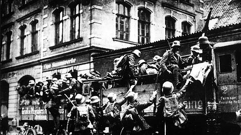 Das Bild vom 09.11.1923 zeigt die Ankunft von SA-Truppen aus dem Umland vor dem Bürgerbräukeller in München während des sogenannten "Hitler-Putschs".