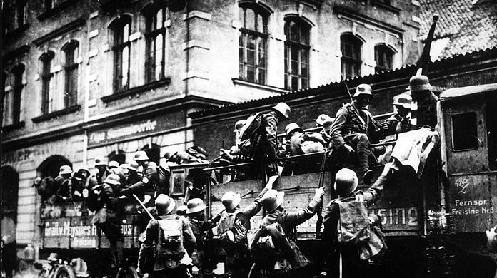 Das Bild vom 09.11.1923 zeigt die Ankunft von SA-Truppen aus dem Umland vor dem Bürgerbräukeller in München während des sogenannten "Hitler-Putschs".