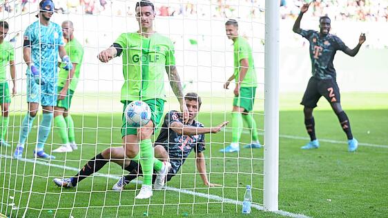 Kaum ist Thomas Müller (sitzend) im Spiel, klingelt es im Wolfsburger Tor. Wenige Sekunden nach seiner Einwechslung, die ihn zum Rekordspieler der Münchner macht, gelingt Bayern das 2:2.