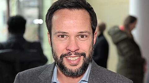 Bayerns FDP-Chef Martin Hagen bleibt optimistisch. Er will bis zum vorläufigen Endergebnis nicht nach Hause gehen.