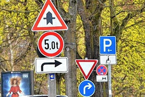 Die Jagd auf ungültige Blechtafeln und Verbote ist in Nürnberg bereits beendet: Alle alten Schilder sind laut SÖR aus dem Verkehr gezogen und entsorgt.