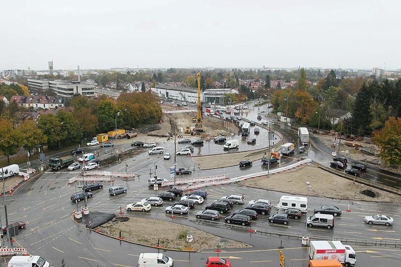 Komplizierte Verkehrsführung: Gerade im Bereich Luise-Kiesselbach-Platz werden die Fahrspuren extrem verschwenkt.