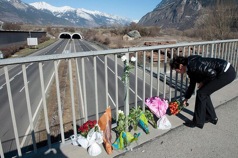 Trauer, Wut, Entsetzen: Nach dem schrecklichen Busunfall in der Schweiz mit 28 toten Menschen fallen sich Angehörige in die Arme, Freunde stellen Kerzen auf und besuchen Gottestdienste. Die Bilder