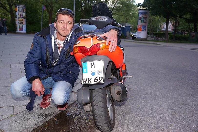 Wolfgang I. mit seinem Motorroller und dem verbogenen Kennzeichen.
