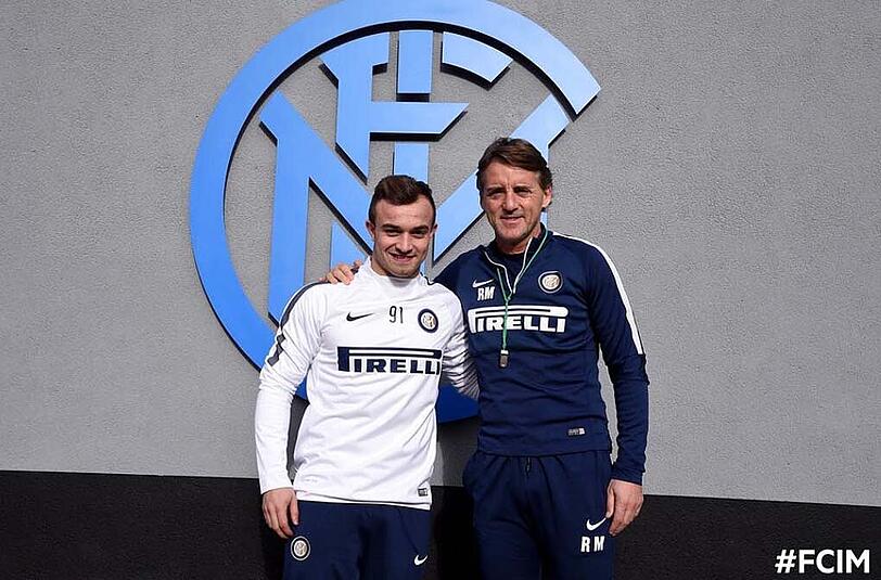 Inter-Trainer Roberto Mancini mit seinen Neuzugang: Xherdan Shaqiri
