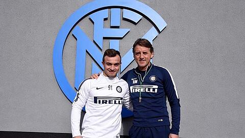 Inter-Trainer Roberto Mancini mit seinen Neuzugang: Xherdan Shaqiri