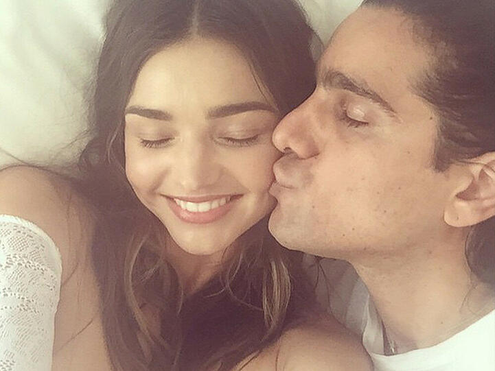 Miranda Kerr kuschelt mit Fotograf Sebastian Faena