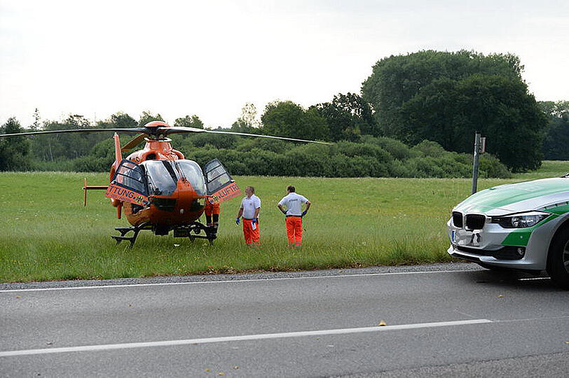 Eine 14 jährige wurde beim überqueren der Straße zum Bushäuschen von einem PKW erfasst und schwer Verletzt. Bilder der Unfallstelle.