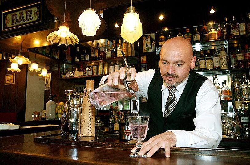 Barkeeper Emanuele Ingusci beim Einschenken eines Cocktails im Barroom in der Milchstraße in Haidhausen.
