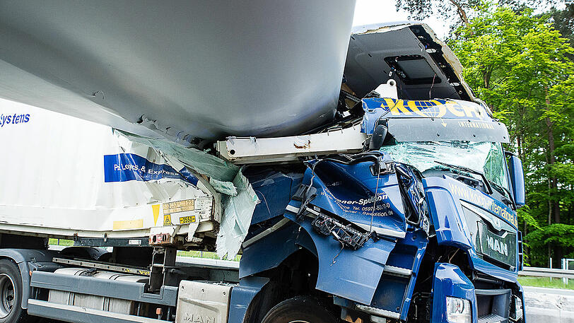 Ein spektakulärer Unfall mit einem Windradflügel hat sich am Dienstag auf der A33 bei Bielefeld ereignet.