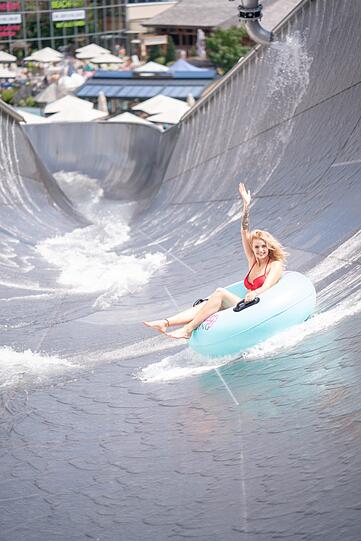 Nadine - die frischgebackene Wildcard-Gewinnerin der Therme Erding durfte als eine der Ersten die neue Mega-Rutsche testen. Fazit: Adrenalin pur!