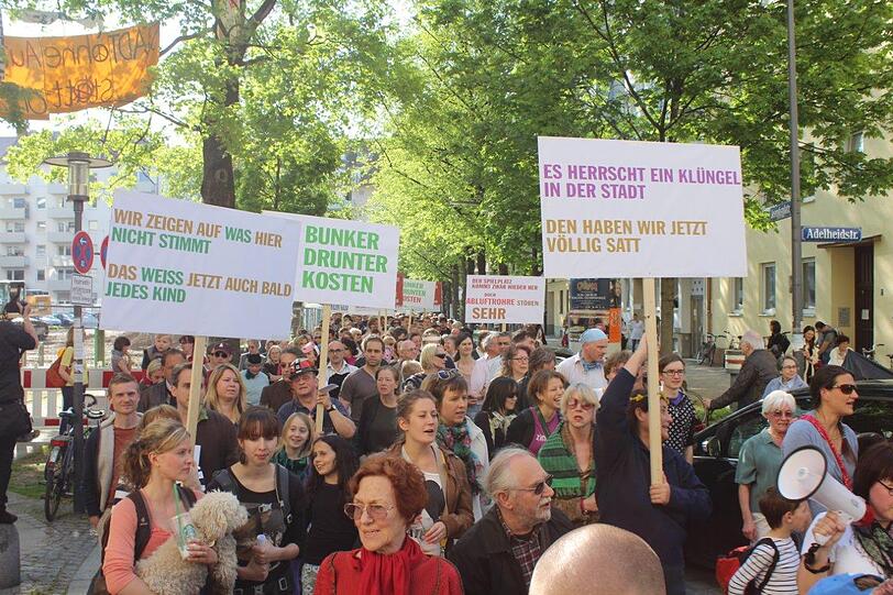 Die Demonstranten sind sauer auf die Lokalpolitiker: "Es herrscht ein Klüngel in der Stadt, den haben wir jetzt völlig satt."