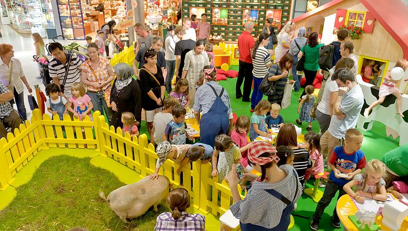 Beim Sommerferienprogramm des OEZ gibt es unter anderem echte Tiere zu bestaunen. Beim Sommerferienprogramm des OEZ gibt es unter anderem echte Tiere zu bestaunen.