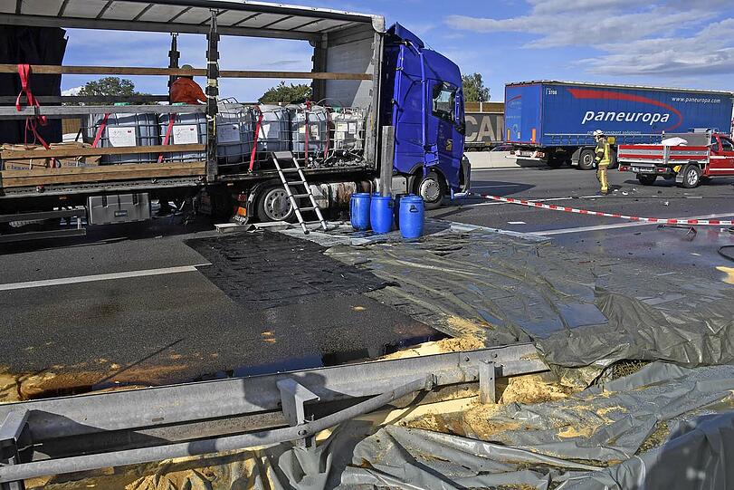 Auf der A99 ist am Montag nach einem Lkw-Unfall Dünger ausgelaufen.