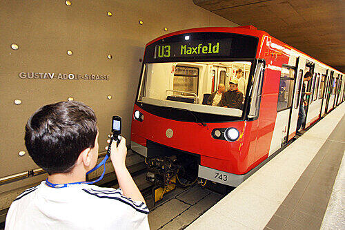 Die fahrerlose U3 hat sofort Fans: Hier zückte ein kleiner Bahn-Freak sofort sein Handy auf der Jungfernfahrt.