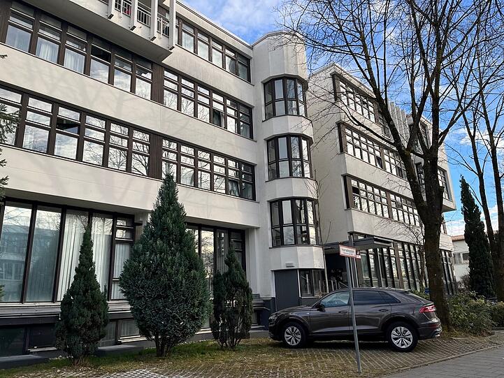 Dieses Gebäude am Stahlgruberring war mal ein Hotel. Heute sind darin vor allem kranke und ältere Geflüchtete untergebracht.