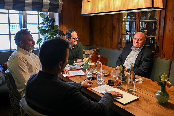 In lockerer Atmosphäre trafen die AZ-Redakteure Patrick Strasser, Krischan Kaufmann und Maximilian Koch Uli Hoeneß im Käfer.