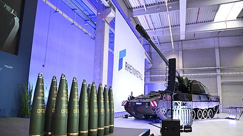 155-Millimeter-Munition vor einer Panzerhaubitze 2000, mit der solche Geschosse verschossen werden.