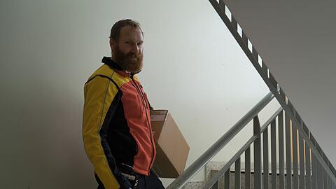 Das viele Treppensteigen ist f&uuml;r Paketboten anstrengend.