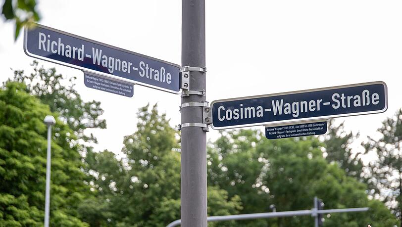 An den Straßen, die Richard und Cosima Wagner gewidmet sind, gibt es nun in Bayreuth Ergänzungsschilder wegen ihrer antisemitischen Haltung. An den Straßen, die Richard und Cosima Wagner gewidmet sind, gibt es nun in Bayreuth Ergänzungsschilder wegen ihrer antisemitischen Haltung.