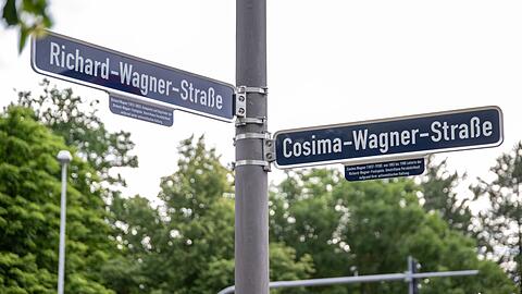 An den Stra&szlig;en, die Richard und Cosima Wagner gewidmet sind, gibt es nun in Bayreuth Erg&auml;nzungsschilder wegen ihrer antisemitischen Haltung.