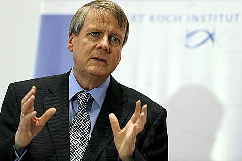 Jörg Hacker, Präsident des Robert-Koch-Instituts, erläutert am Montag auf einer Pressekonferenz in Berlin den Stand der sogenannten Schweinegrippe und den Impfungen dagegen