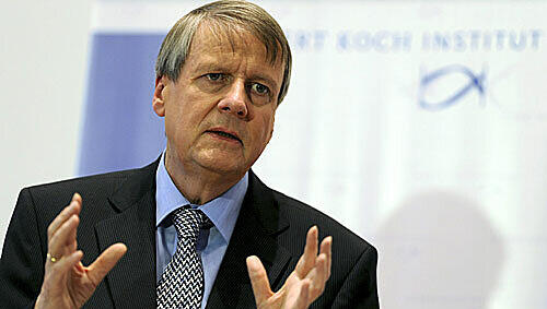Jörg Hacker, Präsident des Robert-Koch-Instituts, erläutert am Montag auf einer Pressekonferenz in Berlin den Stand der sogenannten Schweinegrippe und den Impfungen dagegen Jörg Hacker, Präsident des Robert-Koch-Instituts, erläutert am Montag auf einer Pressekonferenz in Berlin den Stand der sogenannten Schweinegrippe und den Impfungen dagegen