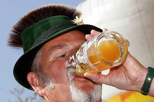 Prost! Ob es sich bei diesem Menschen um einen Christen, Muslim, Juden, Buddhisten oder Hindu handelt, wissen wir nicht. Ist ja auch egal. Hauptsache, ihm schmeckt&rsquo;s!