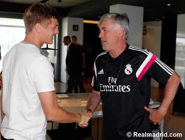 Empfang in Madrid: Real Trainer Carlo Ancelotti begrüßt Toni Kroos an seiner neuen Wirkungsstätte.