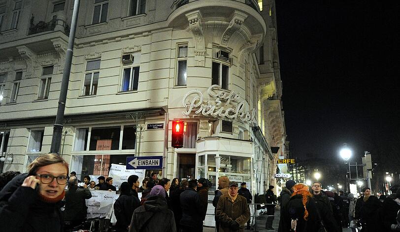 Demonstration vor dem Café Prückel, das vor einigen Tagen ein lesbisches Pärchen wegen eines Kusses hinauskomplimentiert hatte.
