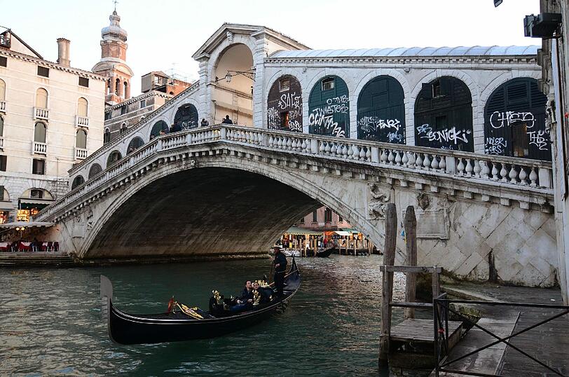 Ein 76-jähriger deutscher Fotograf fiel bei der Aufnahme eines Brautpaars in den Canal Grande in Venedig. (Symbolbild)