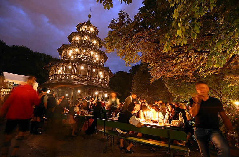 Der Kocherlball am Chinesischen Turm: die schönsten Bilder vom Tanzen im Englischen Garten.