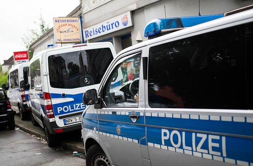 NRW in Aufruhr: Polizisten stehen vor einem türkischen Reisebüro.