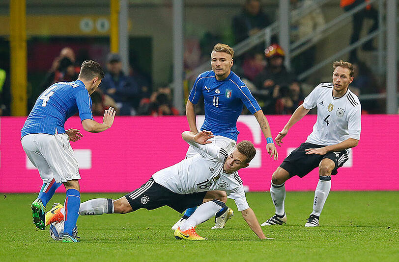 JOSHUA KIMMICH - NOTE 4: Spielt immer &ndash; zumindest seit der EM bei Löw. Der Bayer auf rechts als Dampfmacher. Mit sehenswertem Übersteiger, aber Schwächen in der Rückwärtsbewegung. Immobile rempelte ihn an.