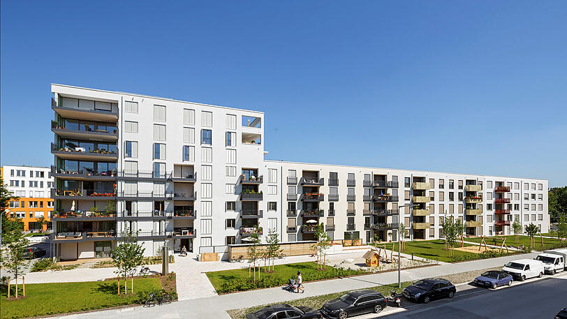 Schwabing-West, Petra-Kelly-Straße 20-26: Vier Baugemeinschaften (&bdquo;Schwabing Hoch Vier&ldquo;) haben sich am Ackermannbogen zusammengetan, um 56 Wohnungen für Familien mit Kindern zu bauen, inklusive Gemeinschaftsbereichen. Die Bewohner durften bei der Planung früh mitreden. "Gelebte Nachbarschaft", urteilt die Jury.