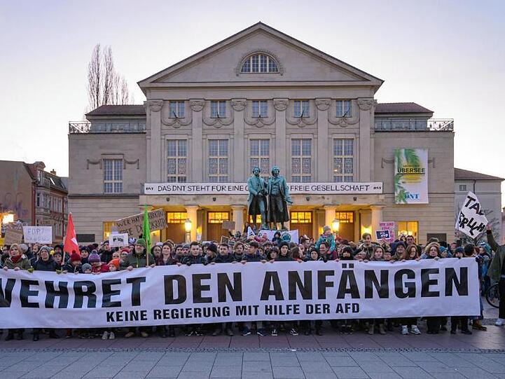 Deutschlandweit gibt es Proteste nach der Ministerpräsidentenwahl in Thüringen - wie hier in Weimar.