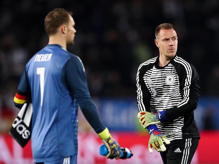 Deutschlands Torhüter Manuel Neuer (l) und Marc-Andre ter Stegen.