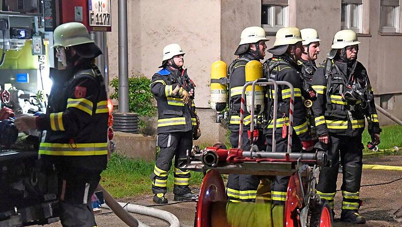 Insgesamt waren rund 100 Einsatzkräfte von Feuerwehr, Rettungsdienst und Polizei im Einsatz, unterstützt von 20 Atemschutzgeräten, mehreren Lüftern und Löschrohren.
