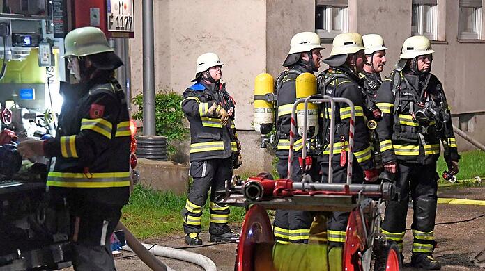 Insgesamt waren rund 100 Einsatzkräfte von Feuerwehr, Rettungsdienst und Polizei im Einsatz, unterstützt von 20 Atemschutzgeräten, mehreren Lüftern und Löschrohren.