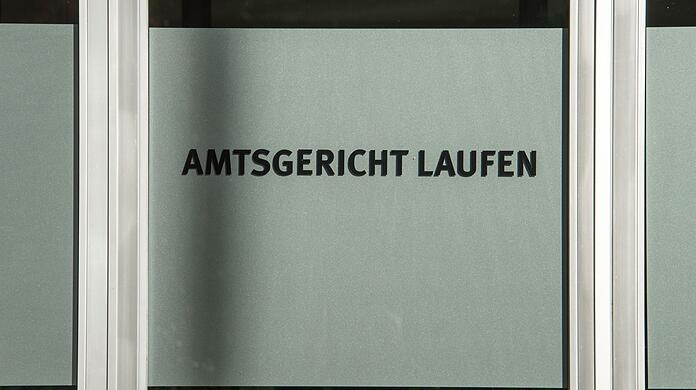 "Amtsgericht Laufen" steht am Gerichtsgebäude in Laufen (Bayern).