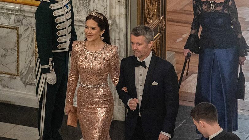 Königin Mary und König Frederik bei ihrer Ankunft im Prunksaal von Schloss Christiansborg. Königin Mary und König Frederik bei ihrer Ankunft im Prunksaal von Schloss Christiansborg.