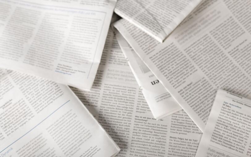Gelesene Zeitungen lassen sich mit einfachen Faltanleitungen aus dem Internet problemlos in Papiertüten verwandeln. Diese können Sie zum Beispiel für den Obst- und Gemüseeinkauf oder als Müllbeutel für den Bioabfall verwenden. Und keine Sorge: Heutzutage ist die verwendete Druckerfarbe unbedenklich. Sie müssten drei komplette Zeitungen aufessen, um Vergiftungserscheinungen zu bemerken. Gelesene Zeitungen lassen sich mit einfachen Faltanleitungen aus dem Internet problemlos in Papiertüten verwandeln. Diese können Sie zum Beispiel für den Obst- und Gemüseeinkauf oder als Müllbeutel für den Bioabfall verwenden. Und keine Sorge: Heutzutage ist die verwendete Druckerfarbe unbedenklich. Sie müssten drei komplette Zeitungen aufessen, um Vergiftungserscheinungen zu bemerken.