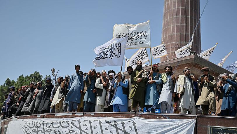 Anhänger der Taliban-Regierung feiern den fünften Jahrestag der Machtübernahme in Kabul. Anhänger der Taliban-Regierung feiern den fünften Jahrestag der Machtübernahme in Kabul.
