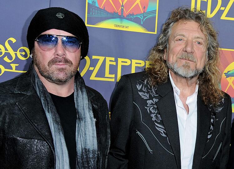 Der Herr links Jason Bonham ist neu bei Led Zeppelin. Er ist der Sohn von John Bonham, der bis zu seinem Tod Schlagzeuger bei Led Zeppelin war.