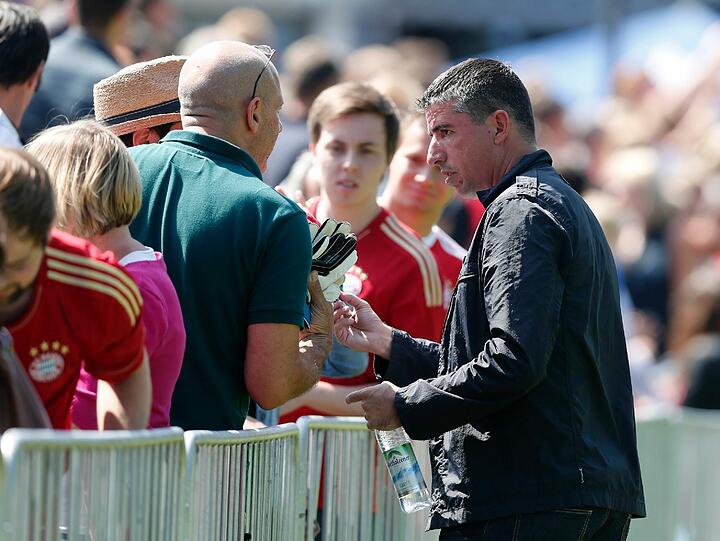 Gab viele Autogramme für die Bayern-Fans: Ex-Stürmer Roy Makaay. Foto: Rauchensteiner/AK