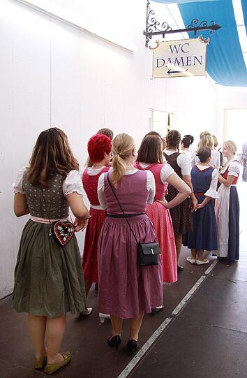 Toiletten: In diesem Jahr noch einmal mehr als im Vorjahr. Rund 1500 Sitzplätze (2013 waren es 1400), ein Kilometer Stehplätze und 32 behindertengerechte Toiletten. Die Benutzung oktoberfestweit kostet nichts.