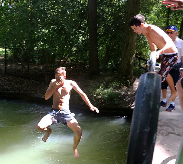 Nase zu und durch: Der Sprung in den Eisbach ist obligatorisch bei Sommerhitze.