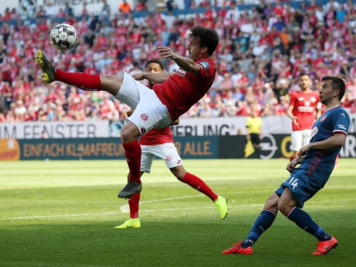 Der Düsseldorfer Markus Suttner (r) bestaunt den Rückzieher vom Mainzer Giulio Donati.